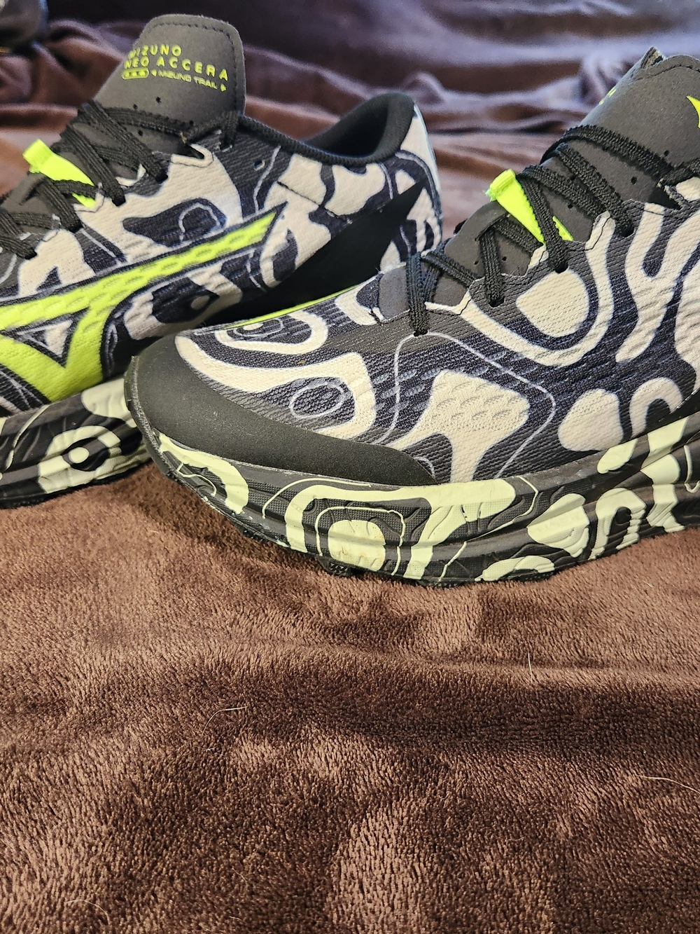 Mizuno Mens "Neo Accera Wave Rider" Neon Green & Black Running Shoes